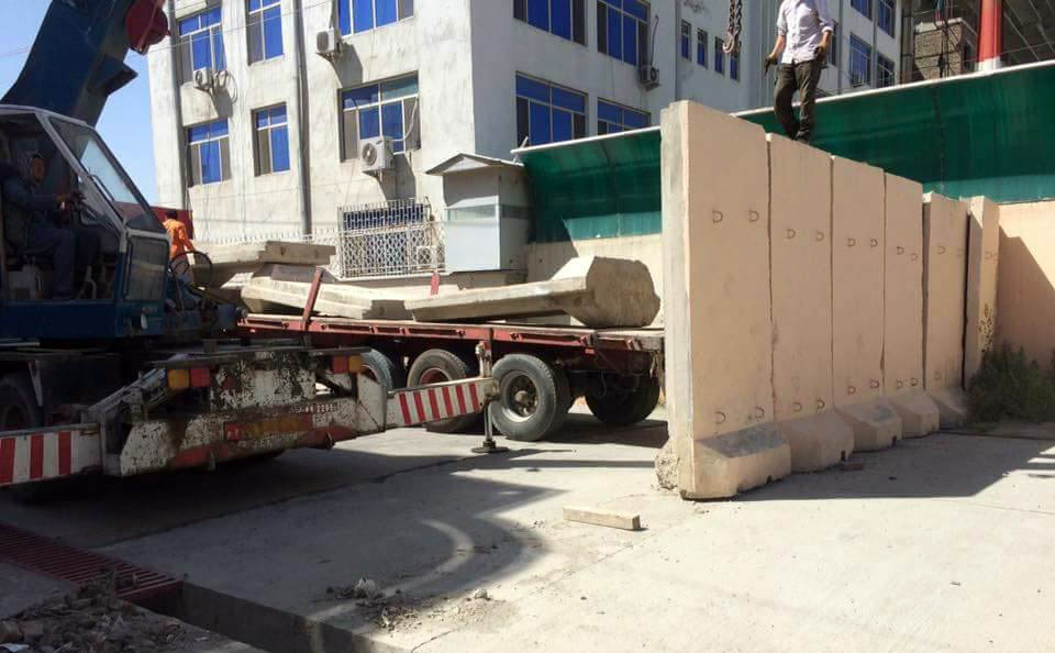 شاروالی کابل برداشتن موانع کانکریتی از روی‌ جاده‌ها را آغاز کرد